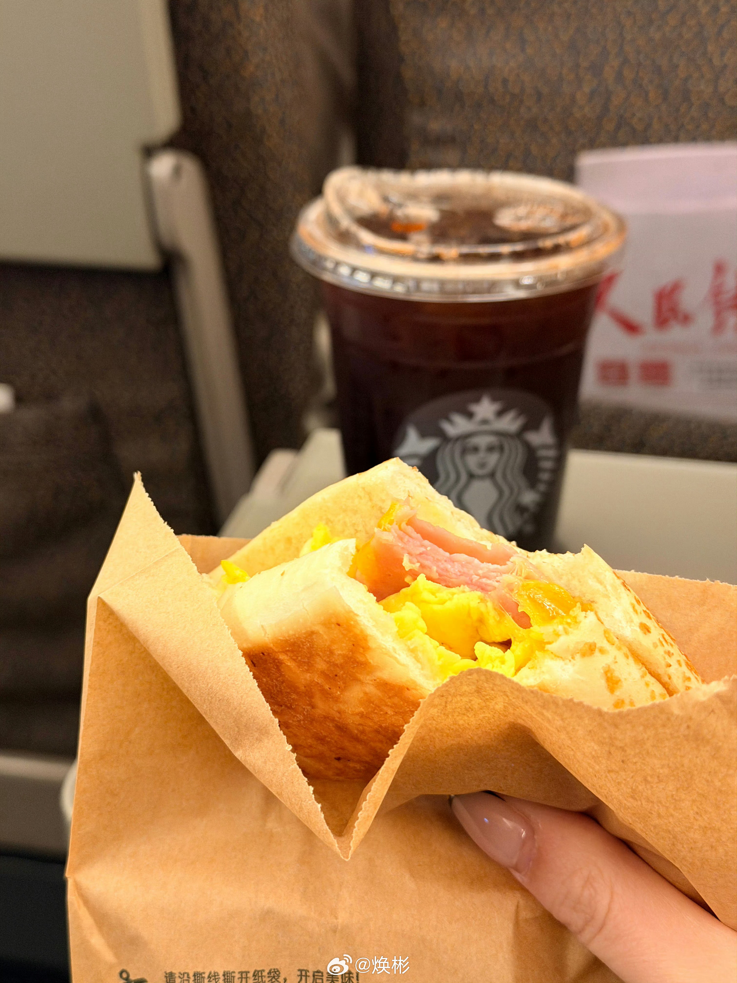 刷到一个好看的小姐姐和知名网友大彬子一样吃同款早餐喝同款冰美式！