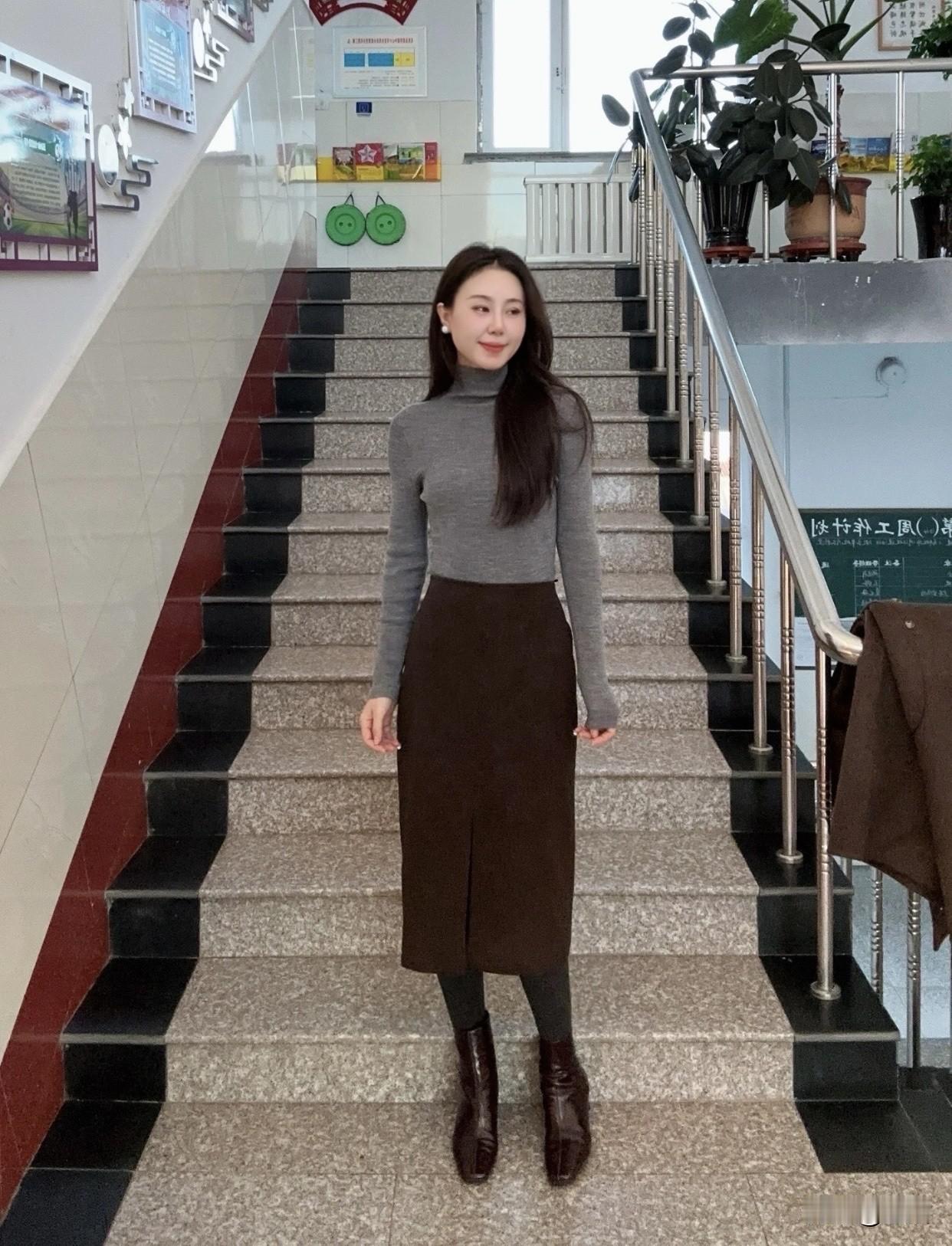 大衣如何搭配才好看,有时尚感?优雅穿搭指南：灰色毛衣+棕色长裙，秋冬必备！