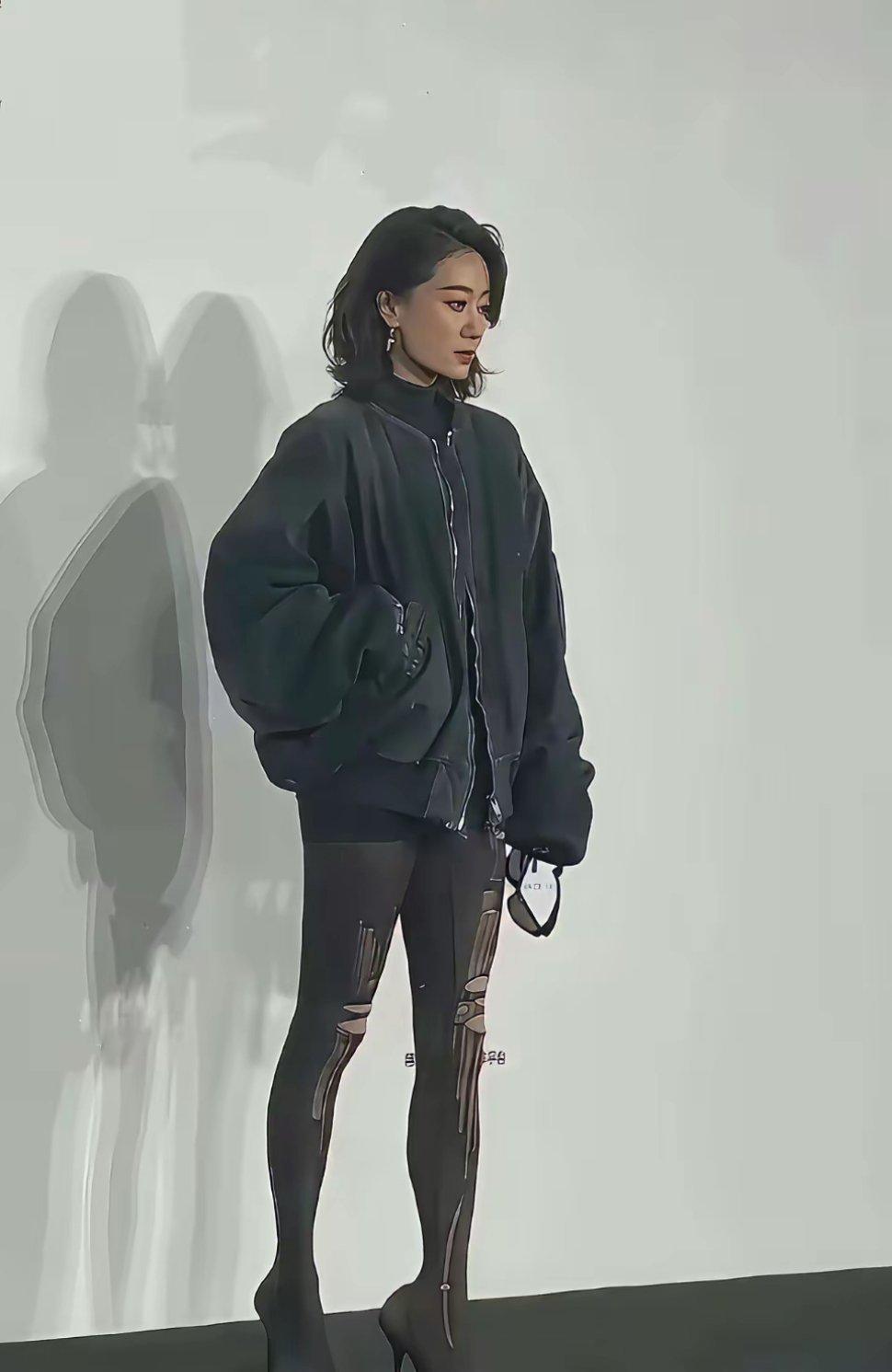 着实没看懂张小斐的鞋子，难道是在高跟鞋外面直接套了一层黑丝？？？？？