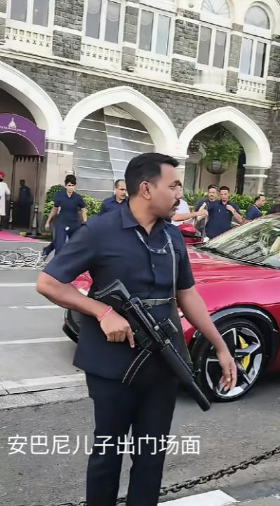 马斯克老娘在上海一个人背着包逛外滩挤地铁，连个保镖的影子都找不着；再瞅瞅印度首富