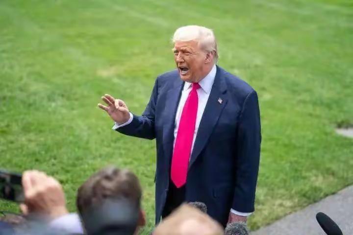 特朗普病否，坊间纷纭，莫衷一是。已五日不露面，消息杳然。以他向来的性子，但