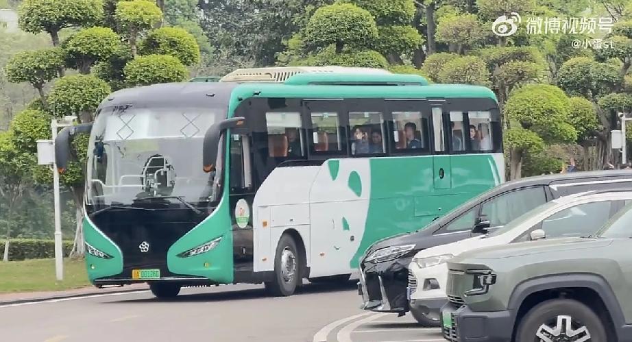 仔细看！孙颖莎就坐在第二个窗户边[笑着哭]！刚刚！国乒主力出发2026澳门世界杯