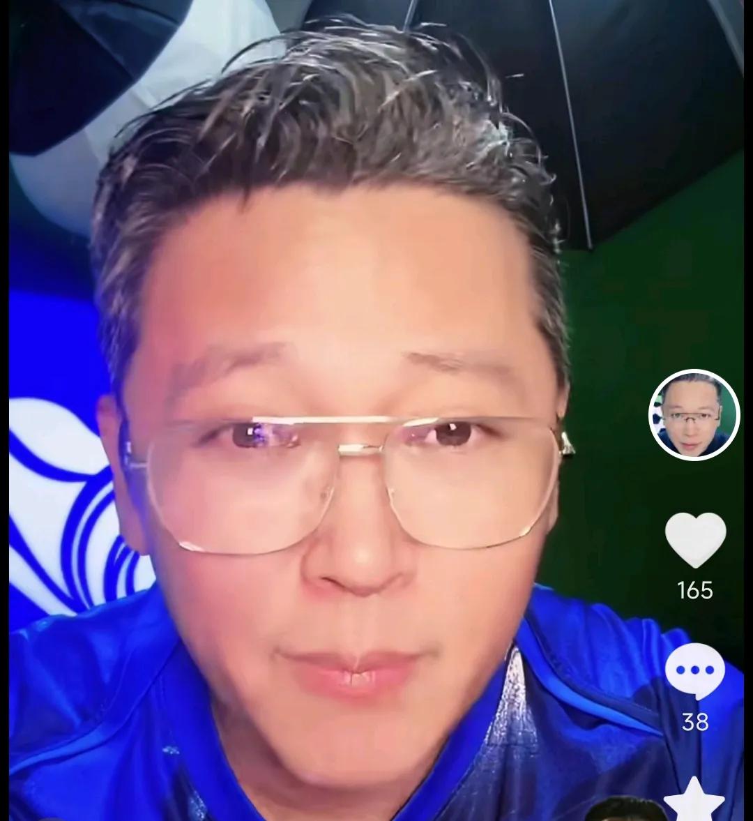 解说员周亮自信表示，上海德比安排主裁判李海新其实对上海申花非常有利。周亮在直播