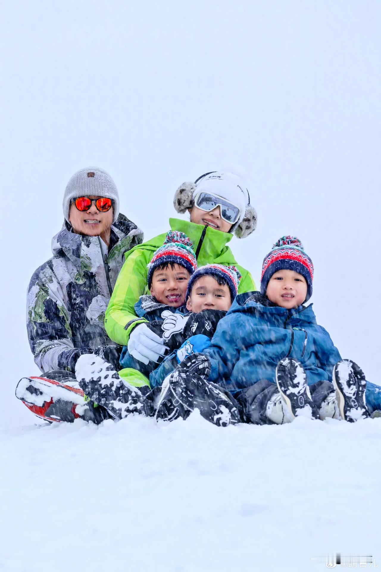 如果有钱，多生儿子也会让人羡慕！胡杏儿晒出一家五口的滑雪照片，照片中最萌的就是