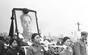 1976年，周总理去世后，发生了一件怪事，总理上午刚闭眼，下午就被人送往了医院，