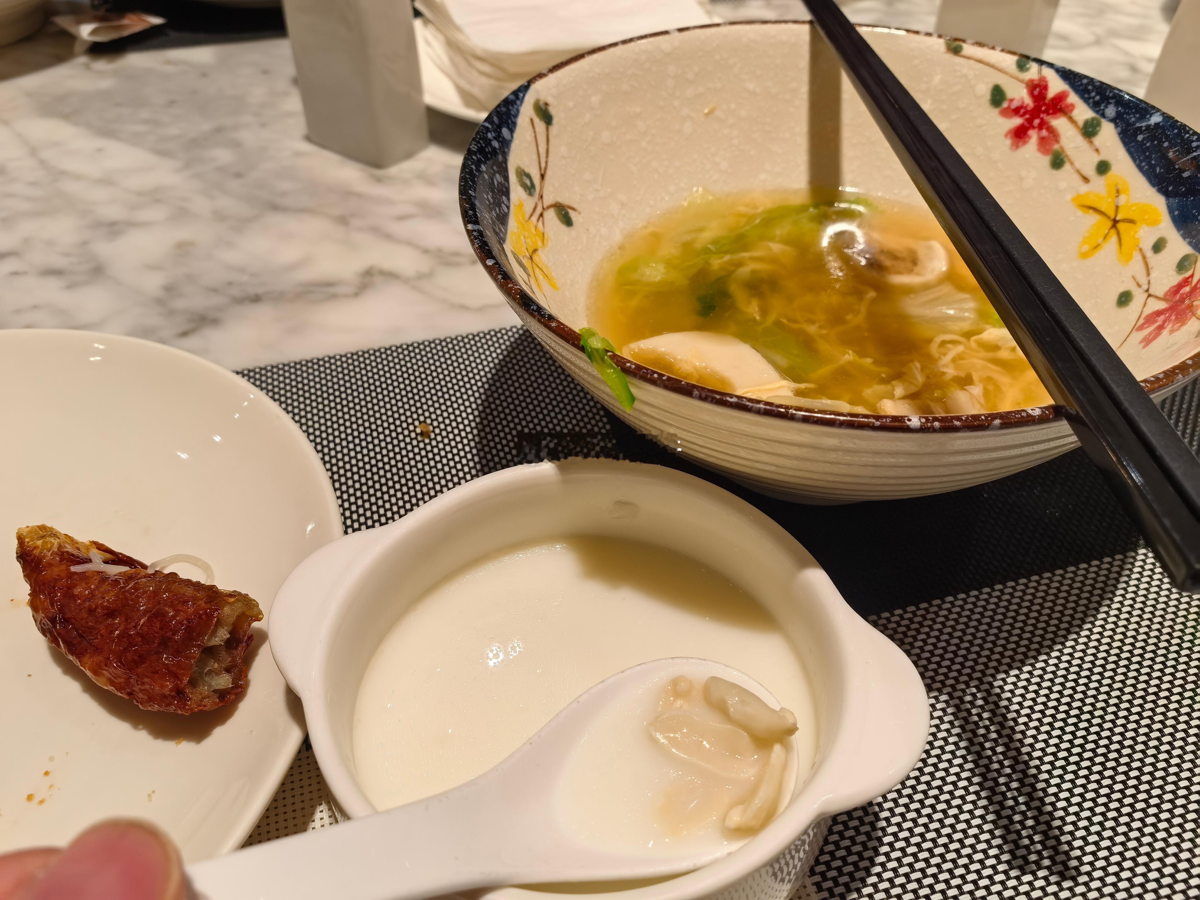 以后真不用急着就找当地的美食吃，因为酒店的早餐基本都有——像花生汤、五香卷、沙茶