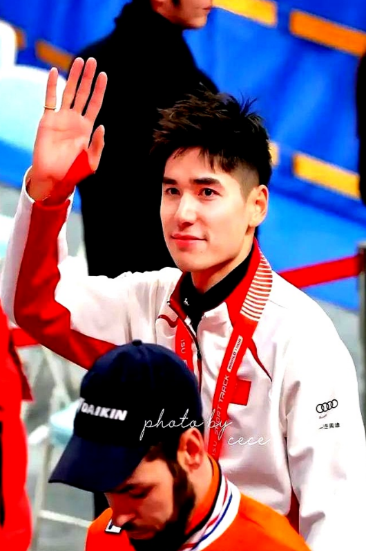 第七圈的内道，他就果断把胜负掰开了。说的是刘少昂——显然听了张晶教练的话，跟在