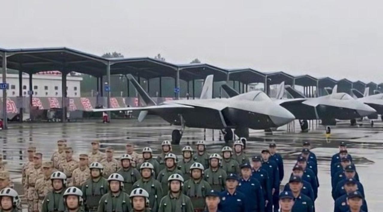 “粗脖子”歼-20A，前几天还是黄色涂装，很多人以为，这是还处于验证阶段。结