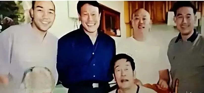 杨少华和范曾都是艺术家，但他们的晚年生活方式不一样。杨少华在妻子朱志英