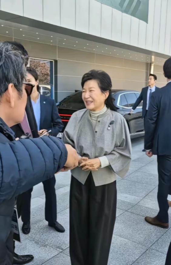 消息传来的第二天，朴槿惠还在保持沉默，想必她心里并不平静，那个曾经把她送进监狱的