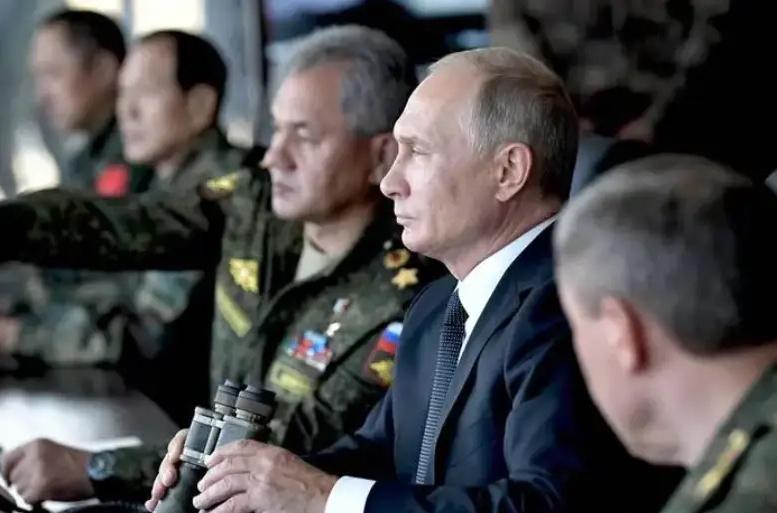 谁干的？俄军中将被送进ICU，普京下令，美英法德乌集体“失声”这声枪响来得太