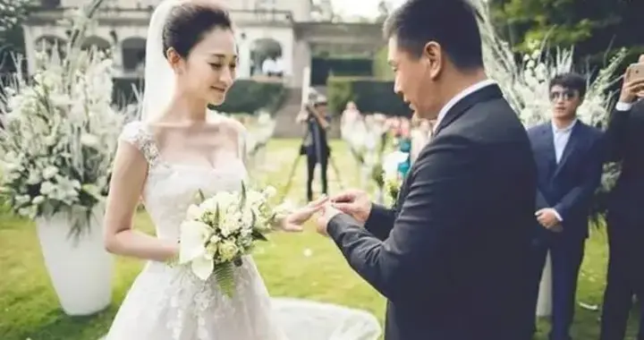 演员李小冉发文称, 与制片人徐佳宁去年已离婚: 互不牵扯, 互不打扰, 祝各自...