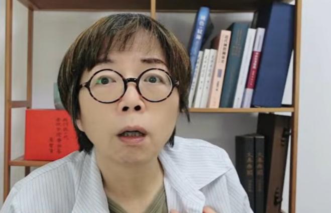 黄智贤直播当场撕破脸，蓝绿媒体两套标准的丑样，全被她扒得明明白白！台湾有档政