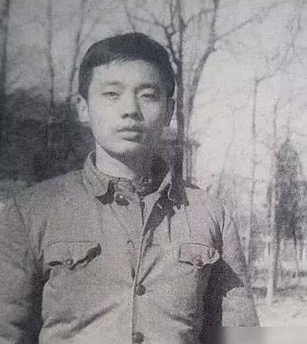 1995年葛优成名，存款350w，一口气买了4套房，记者问他“都说你老婆像大妈，