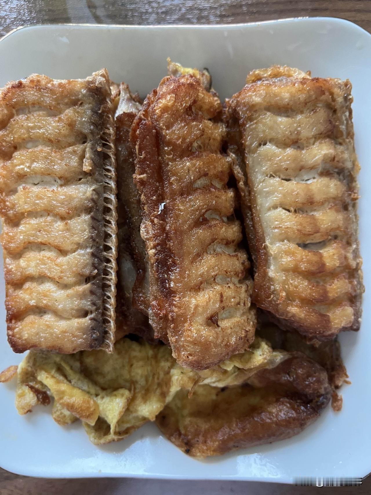 好友们晚上好！夏安吉祥，晚餐香香！今天的晚餐：辣椒炒鸡蛋窝头玉米炸带鱼果