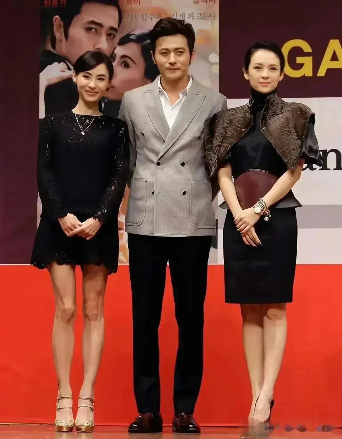 章子怡、张柏芝和一个帅哥的合照。照片中的章子怡，稳重大方，高贵典雅，气质优雅