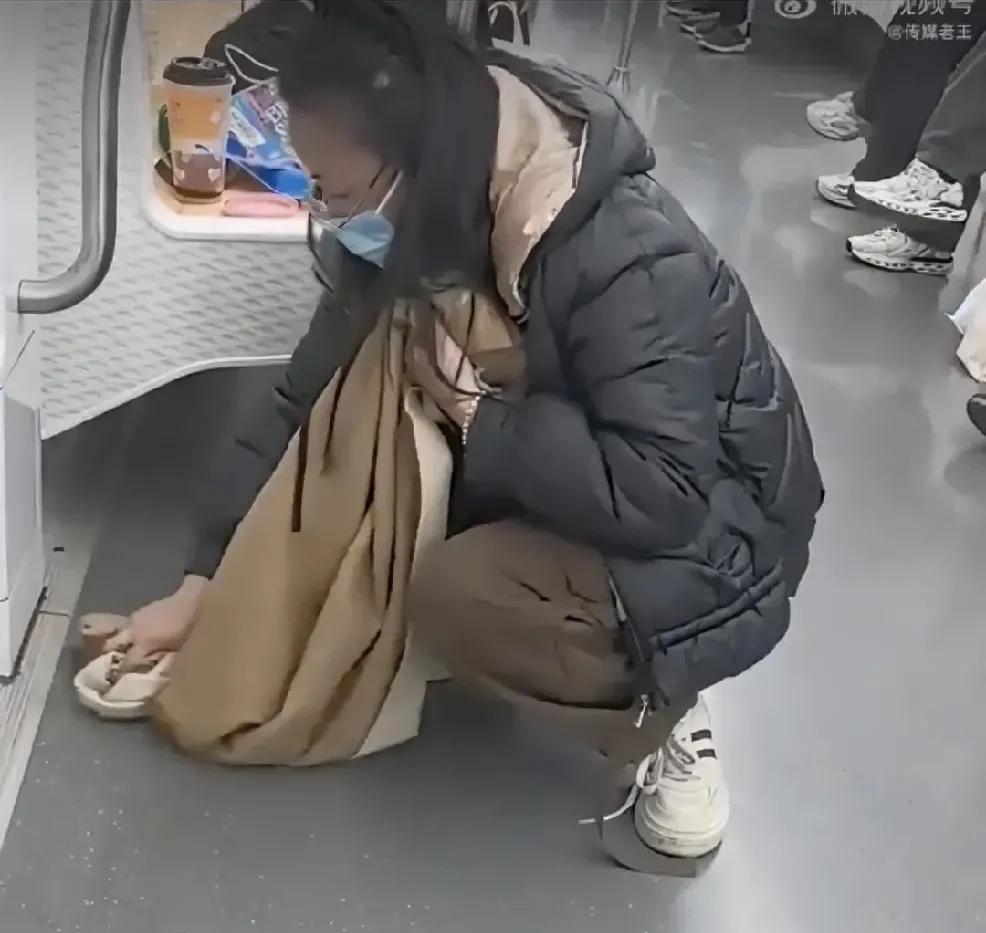 这姑娘火了！不仅江苏，各地网友都知道了！江苏昆山地铁上，一姑娘不小心打翻了奶茶，