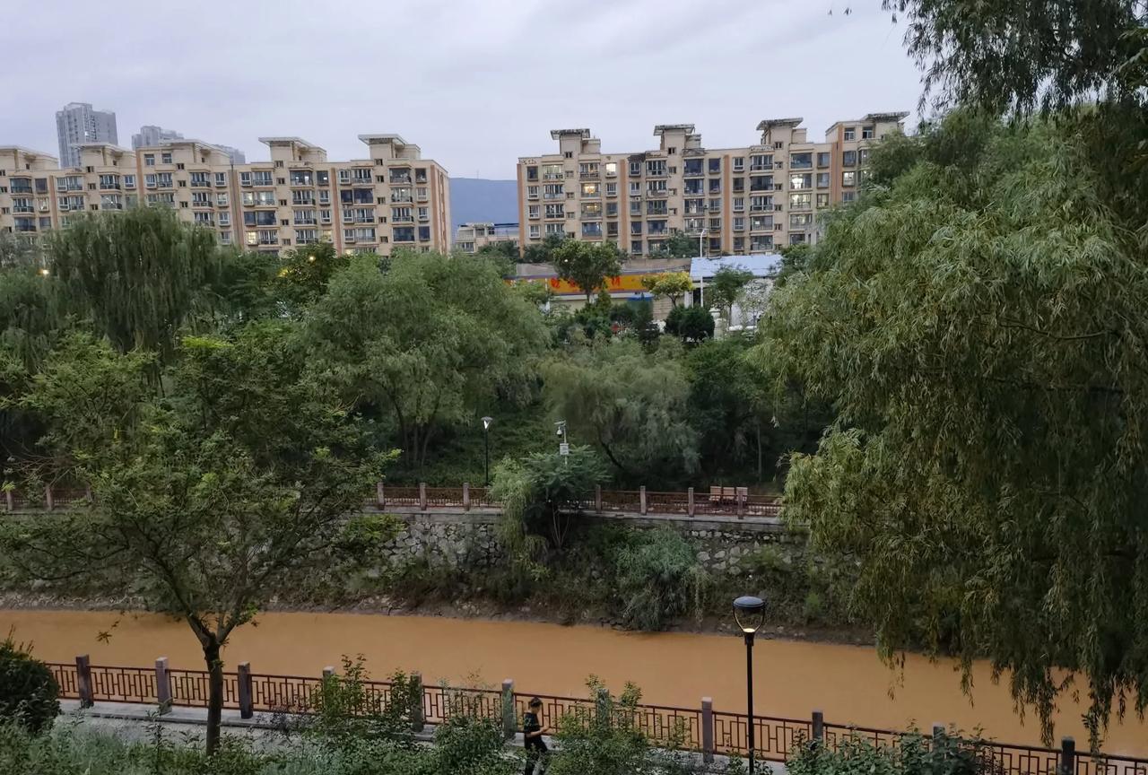 几场雨后，行走在兰州南河道上，已经感受到了丝丝凉意。不知不觉，兰州火热的夏天，似