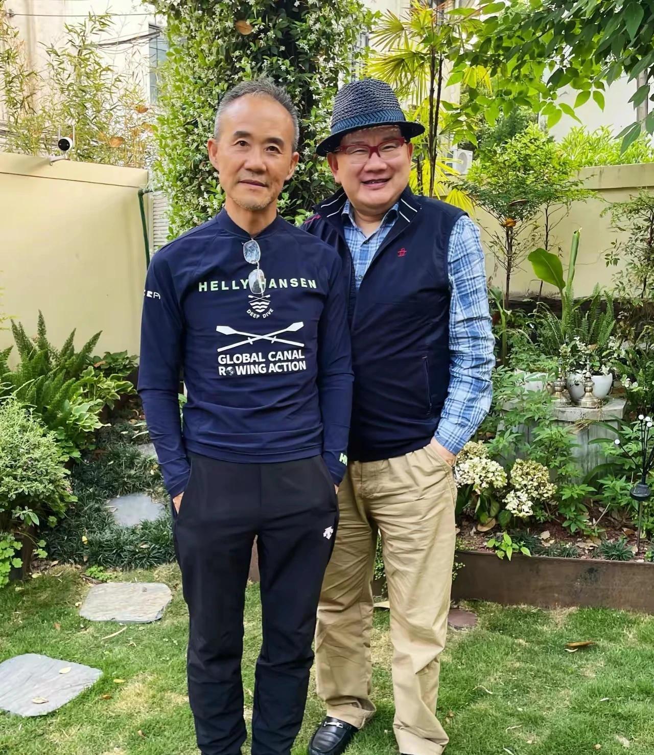 东方卫视主持人曹可凡和王石先生合影，王石都年过70了吧，但还是精神抖擞的，充满活