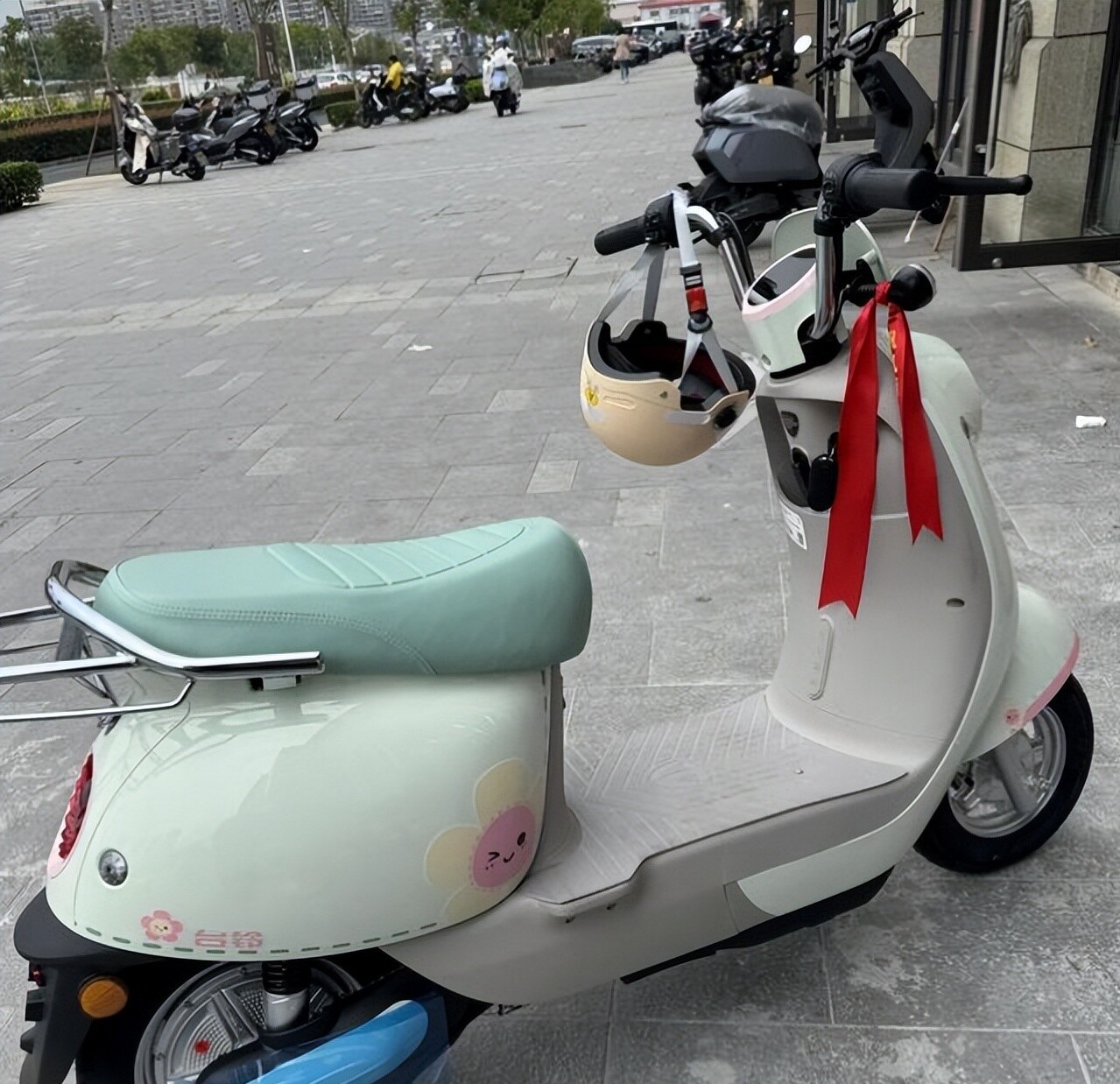 雅迪爱玛满街跑，真正说了算的那家公司要上市了你每天拧油门那一下，车子是窜出去还是慢半拍，省不省电，爬
