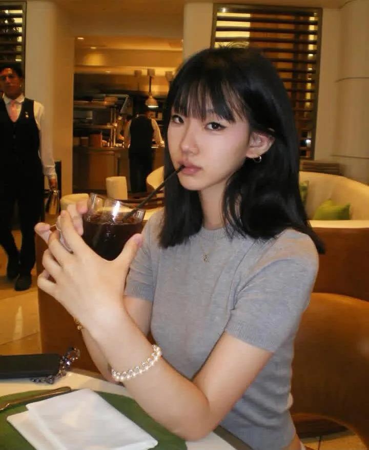 感觉小S大女儿许曦文最不屑一顾了！我以前觉得她和Lily一点都不像，现在怎