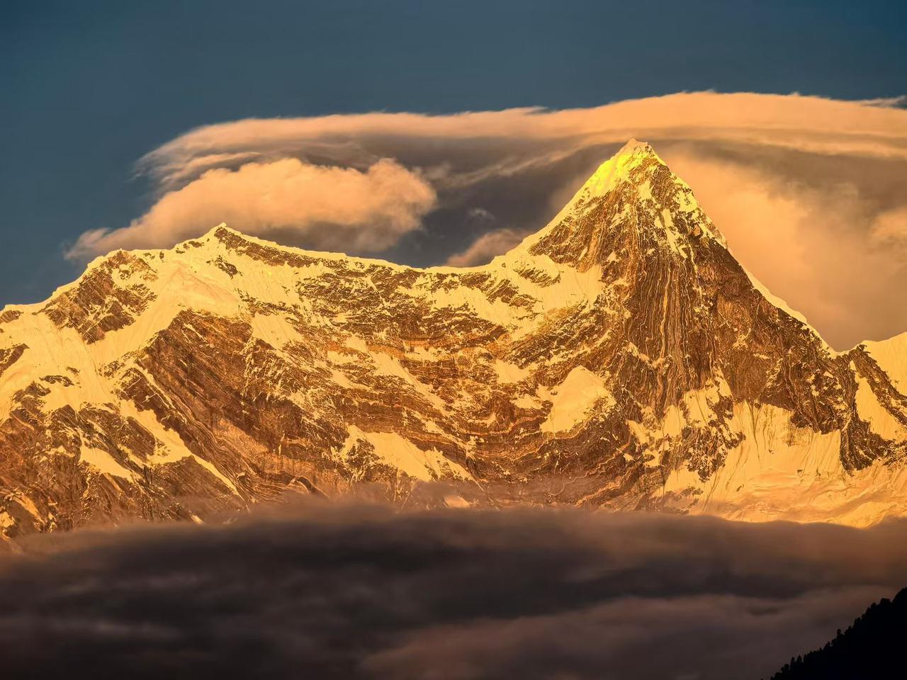 值此132周年，再拜读伟人此篇诗词：小小寰球，有几个苍蝇碰壁。嗡嗡叫，几声凄厉