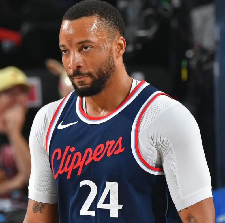 误会快船队了！据权威记者JakeFischer透露：在被快船队交易之前，鲍