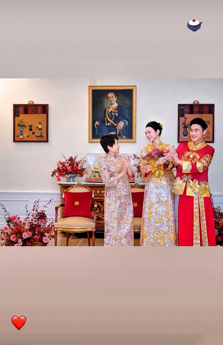 奚梦瑶更新原来有钱人家的龙凤褂都金光闪闪，何猷君的衣服好娇俏。这组照片拍的是澳门大宅里的中式敬茶礼，