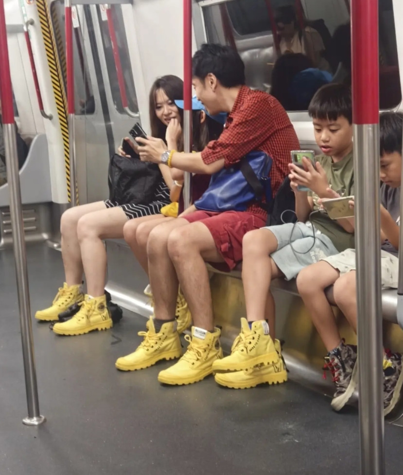 瞧瞧地铁上这一家子，看看这穿着打扮就知道不是一般人啊！