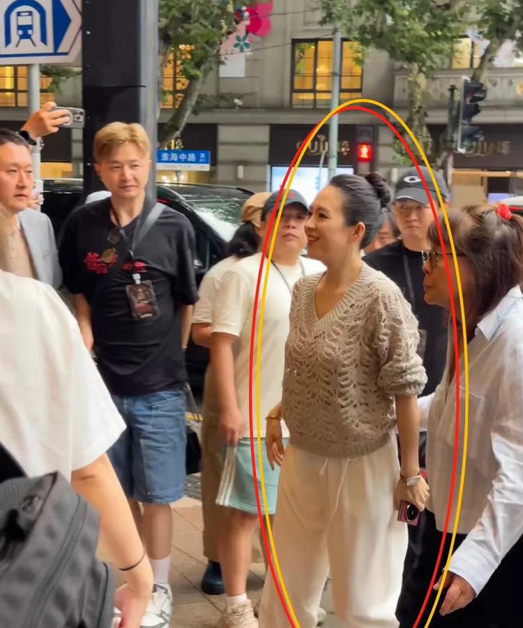 妈呀！路人镜头下的章子怡竟然像普通大妈，她也太不上镜了……一个女人，化妆和不化