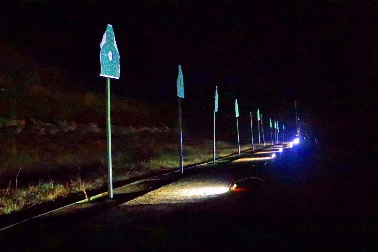 经常提到的轻武器夜间射击科目靶区照明/照亮靶子，指的就是字面意思。以前没这么些专