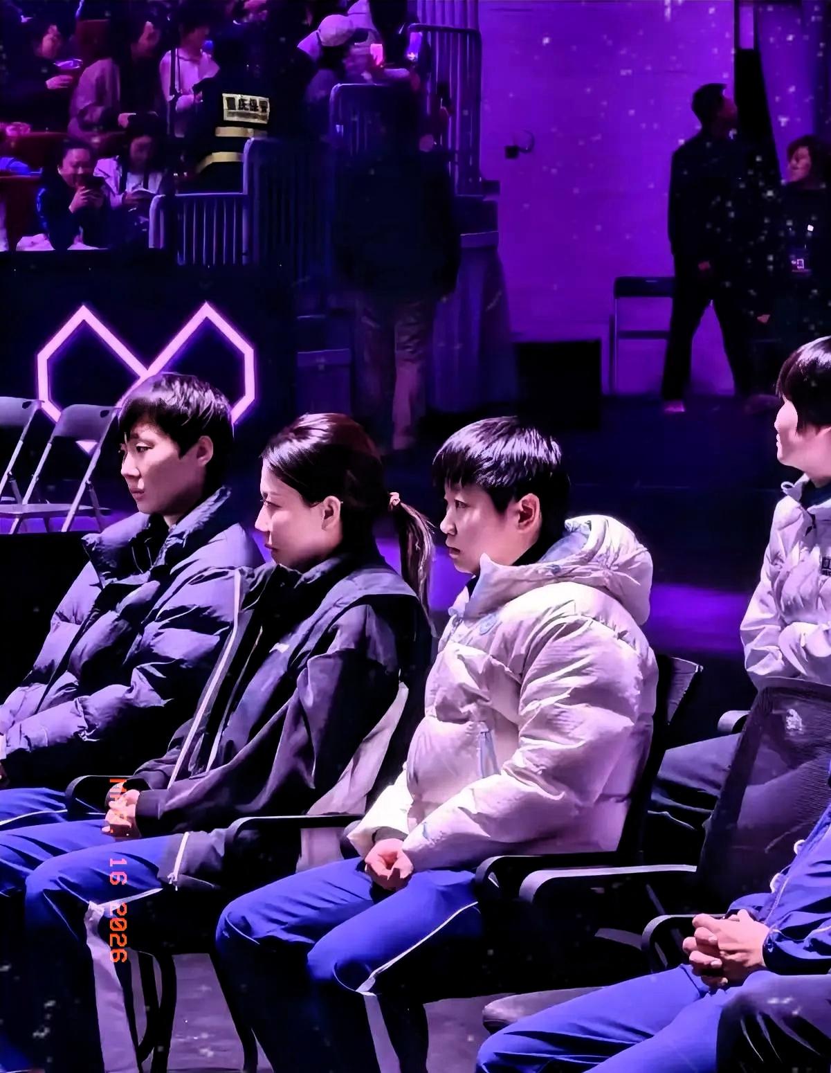 莎莎曼昱这表情太让人心疼，她们真的不必苛责自己！看台上的两位世界冠军，少了