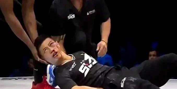 他没躲，不是怕死，是老拳师的骨头里长着规矩。别人靠卸力赢，他凭脸硬扛。不是功