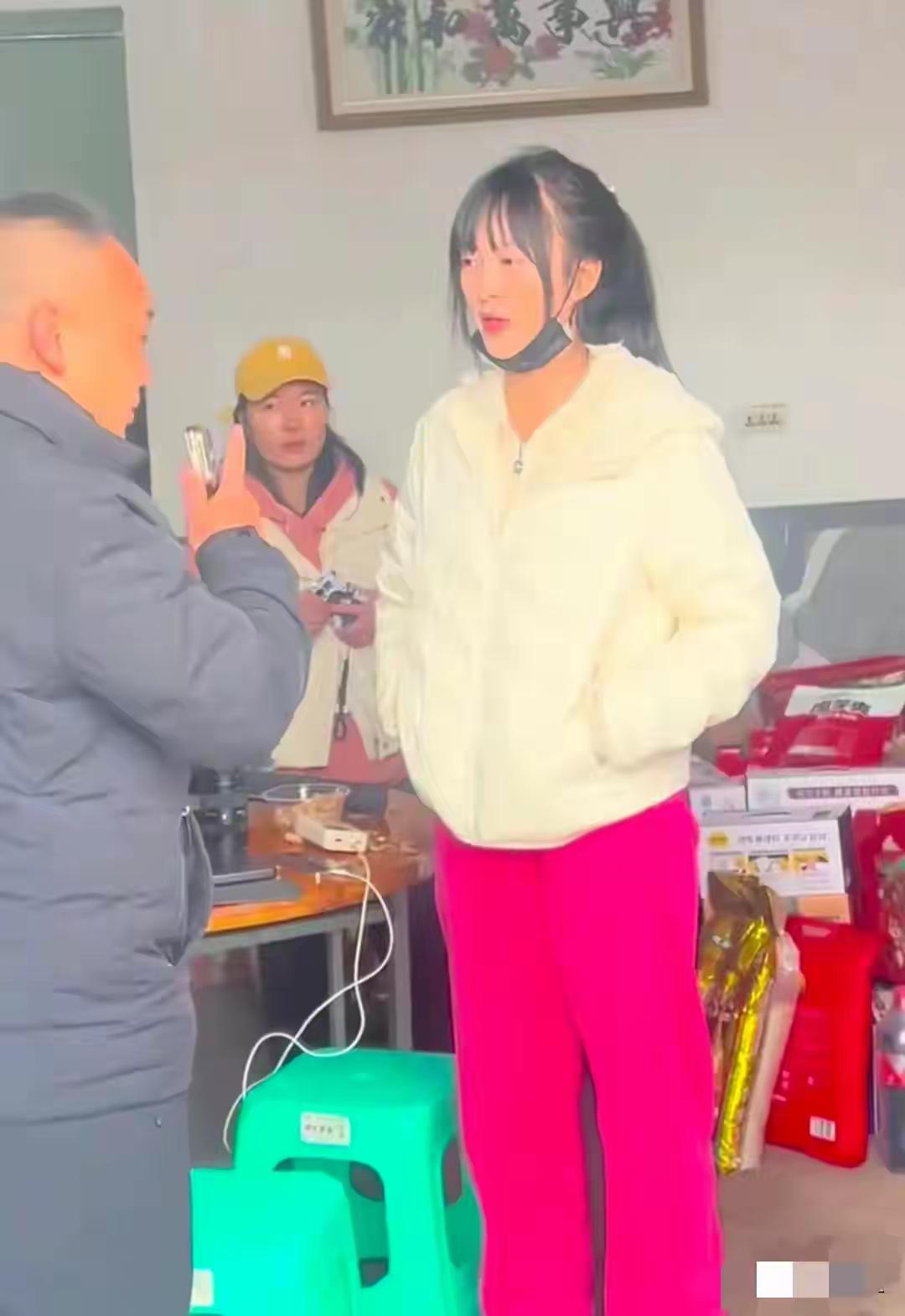 爆红的呆呆妹哭了：泼天流量背后，是藏不住的委屈与疲惫。谁能想到，一句“来帮