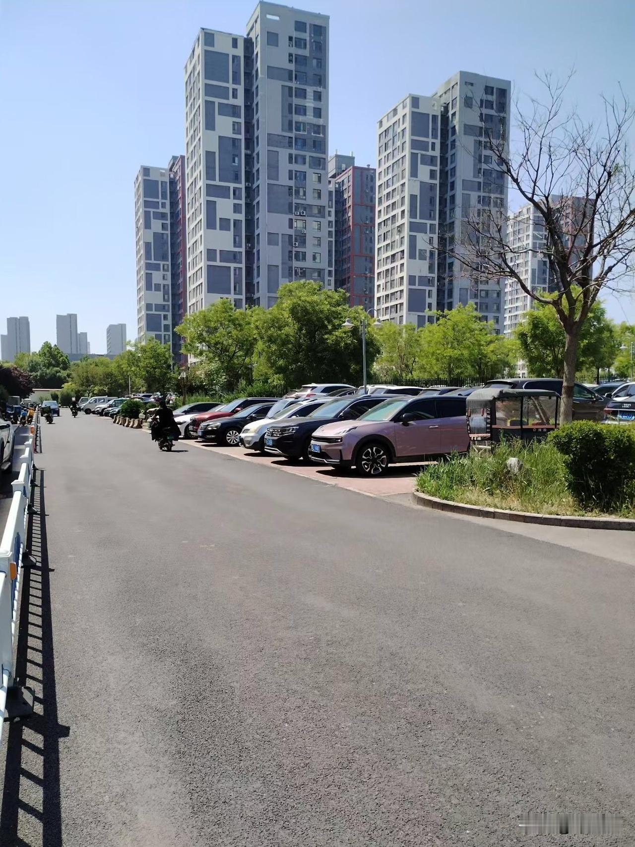 发现了吗？有人说，任何东西，只要穷人都拥有了后，它就不值钱了，比如说现在的“房子