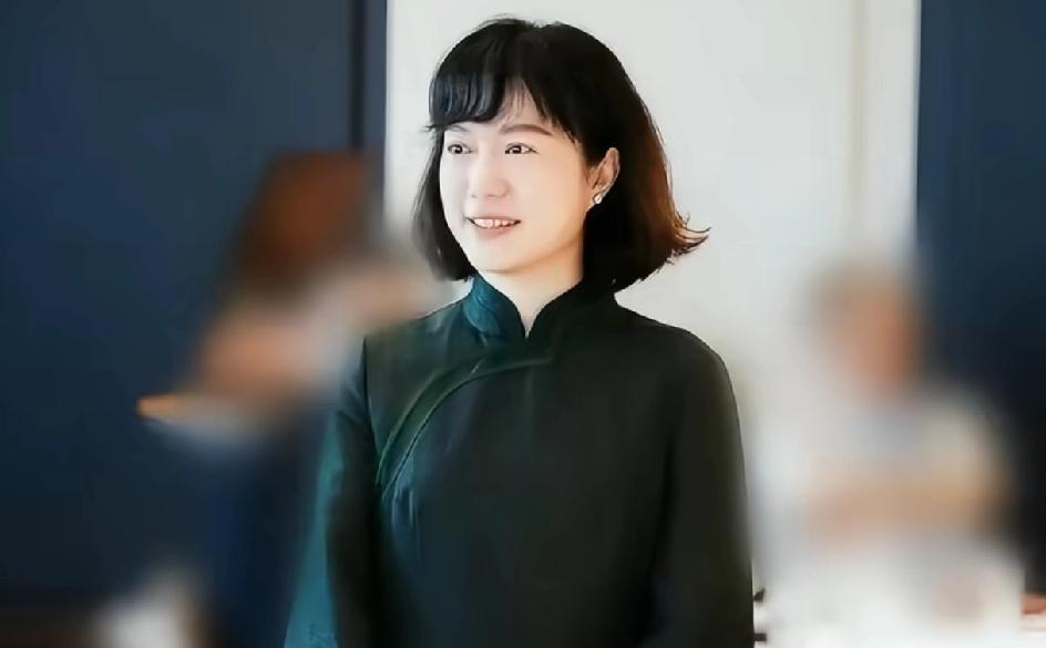 50岁翁帆传来喜讯。她去英国了，两年后回来。在许多人的记忆里，她是一直站在杨振