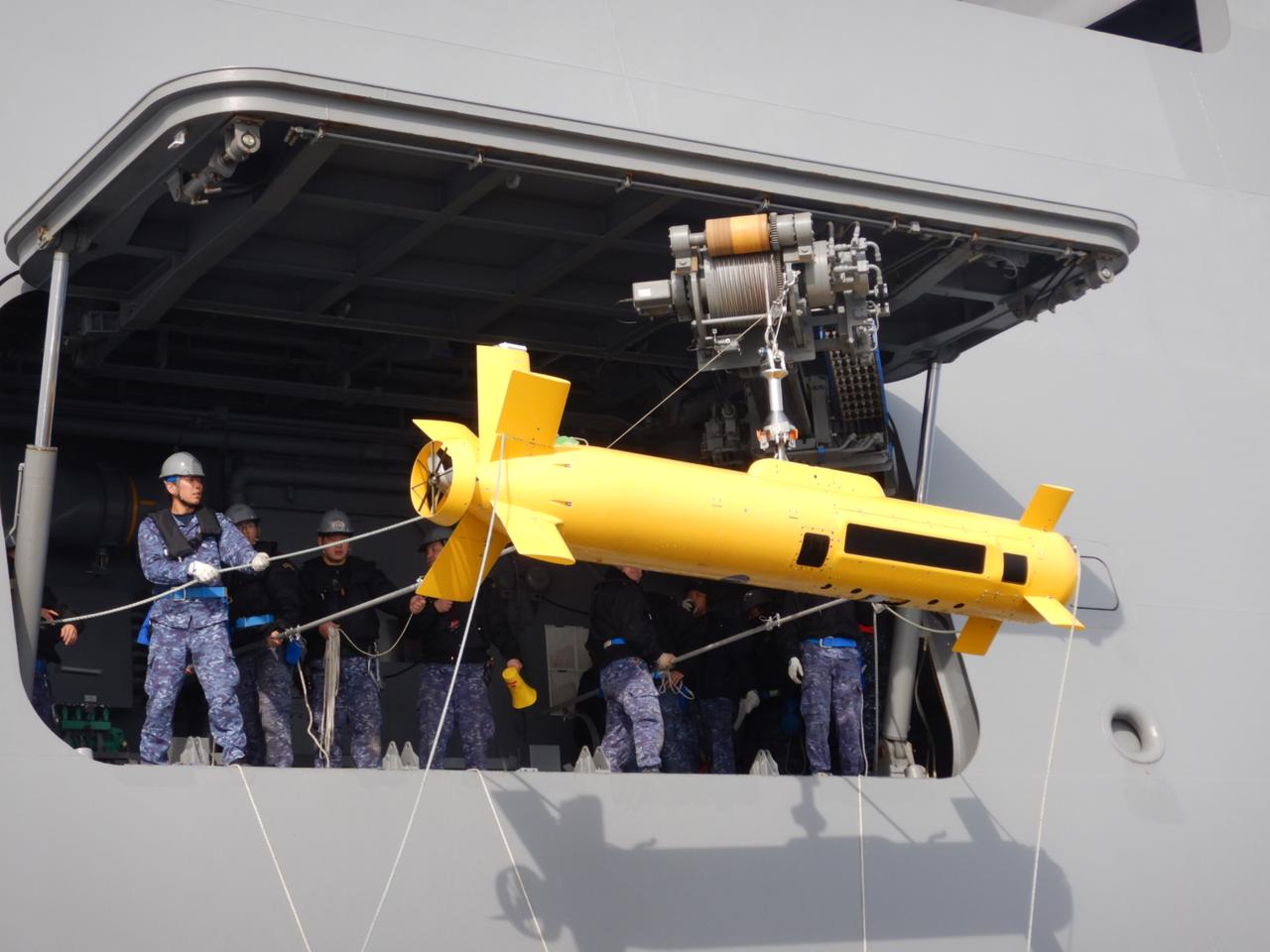 海自FFM-4“三隈”号护卫舰，放出水下载具OZZ-5UUV进行反水雷演练。