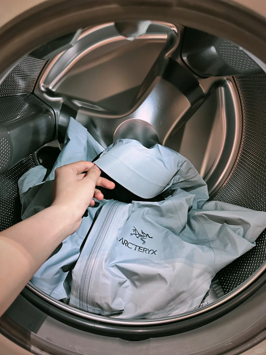 洗衣机洗羽绒服要慎重洗衣机洗羽绒服确实要格外慎重，因为羽绒服的羽绒蓬松且疏水，在