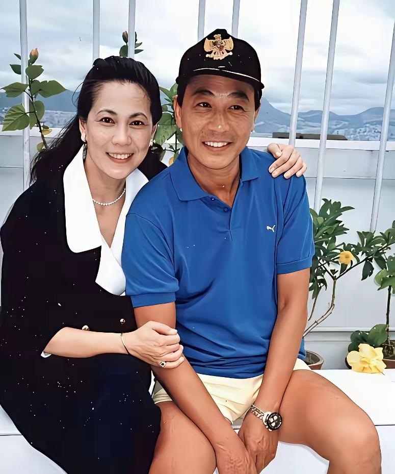 这张合影里哥哥是家喻户晓的实力派演员，妹妹气质温婉。兄妹二人同框，看着格外亲切