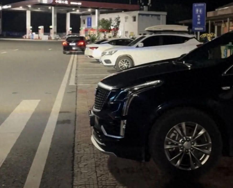 贵州，一男子忘了加油，岂料返程路上油表直接亮红灯，好不容易才硬撑着把车蹭进服务区