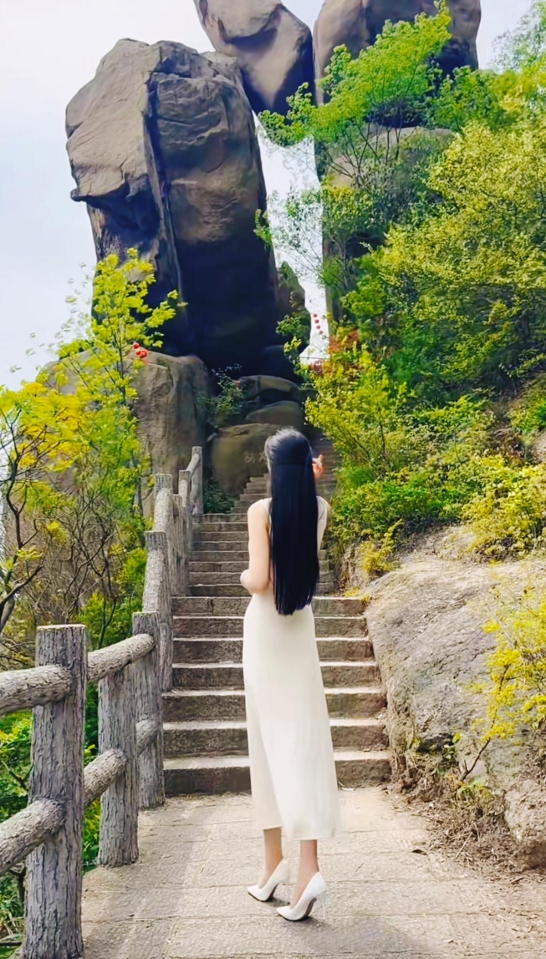 岁月辗转，山河温柔。最美的风景也许并不在远方，而在你相遇的每一个朝朝暮暮。