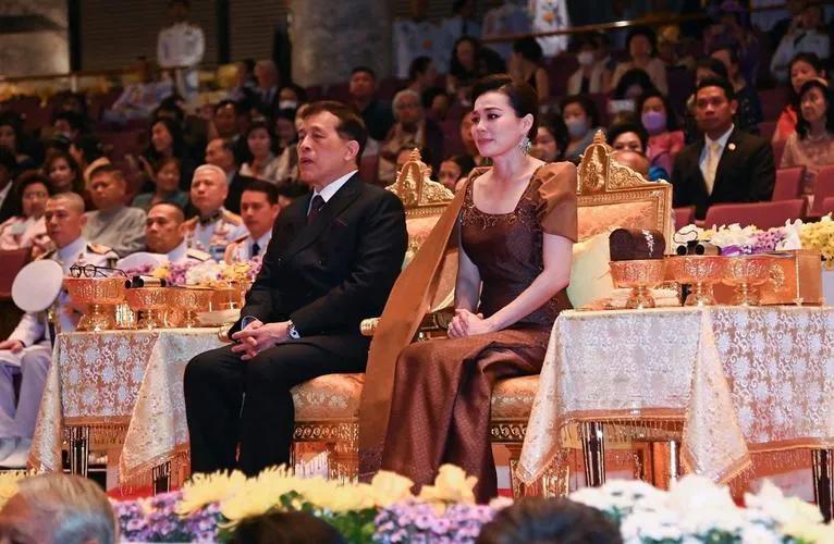 泰国这帮政客肠子都悔青了！首先泰国政客早知道当初听佩通坦的建议，也不至于让白花