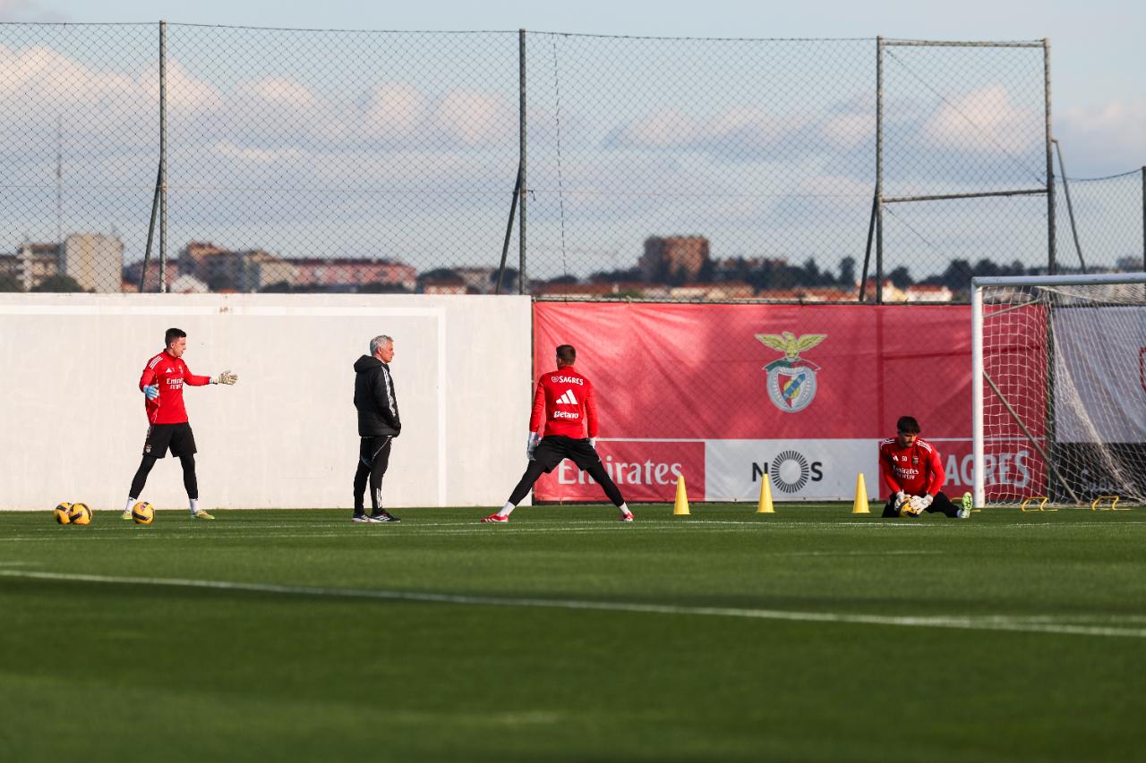 小“斯内德”伤愈复出，穆里尼奥终于笑了。圣诞假期结束后的首次训练，老头那严肃紧绷