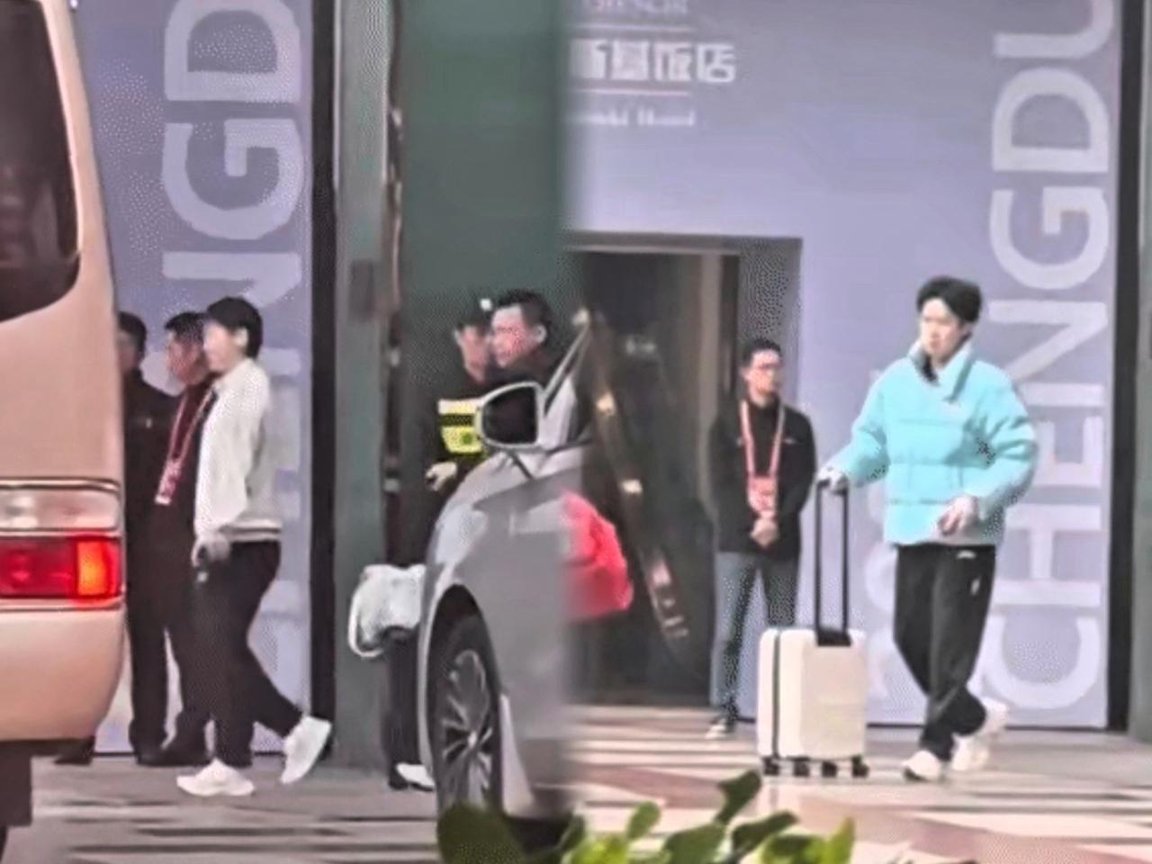 莎莎今天没穿那件厚羽绒服就来训练了，德华还是老样子，顺手替她拎着包。大头和