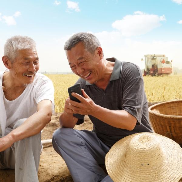 今年两会人大代表提出的70岁以上老人最低养老保险标准提高到500元每个月，到底可