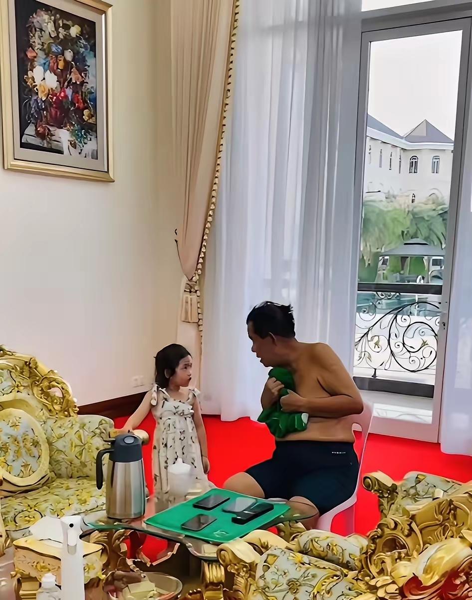 ​柬埔寨的民众现在才终于知道他们生活为何如此之落后。由于洪森的领导柬埔寨的政权并