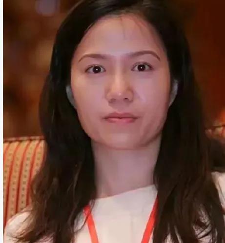 杨振宁老先生离开了，现在人们关心的是他的爱人翁帆以后的路怎么走，这么小的年纪，她