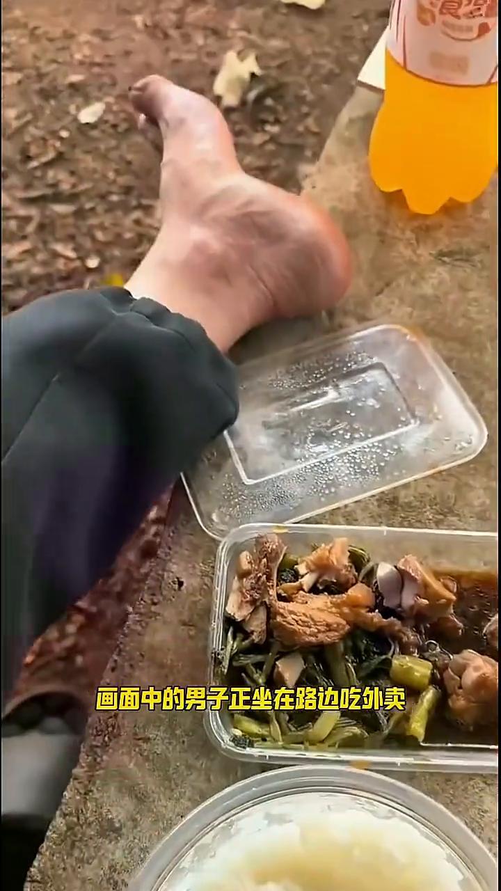 善良的男子。大家注意看，画面中的男子正坐在路边吃外卖。这时一只狗狗悄悄凑了过来