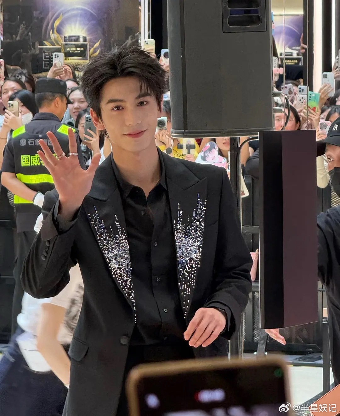 路人镜头下的张凌赫，感觉有在努力克制不笑