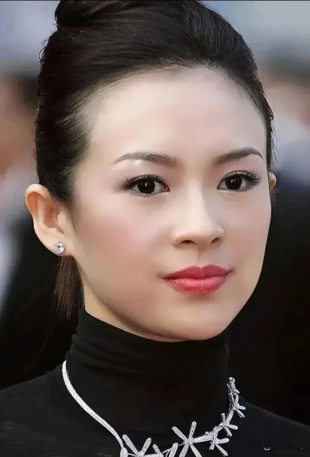 章子怡女儿，胆子真大！章子怡带10岁女儿挑战飞拉达，醒醒悬空行走胆大淡定！这